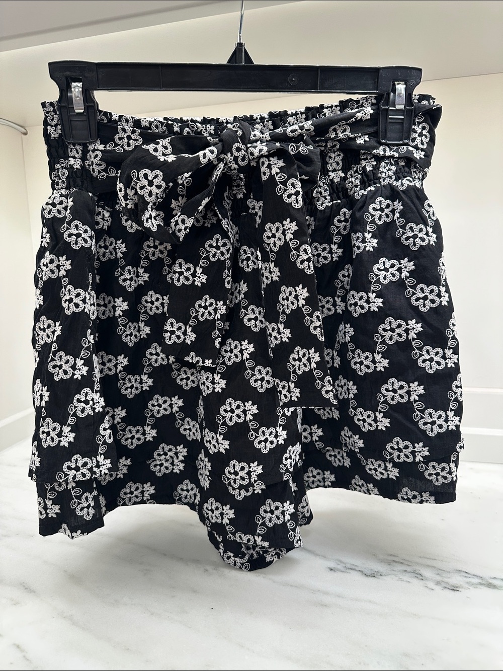 Pink Lily small black And white Floral Tie-Waist Women’s Skort.  Like new